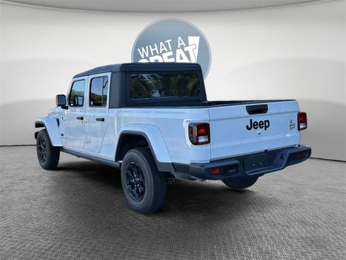 Certified 2021 Jeep Gladiator Willys image 26