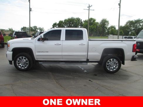 Used 2019 GMC Sierra 2500 Denali w/ Duramax Plus Package AWD/4WD image 12