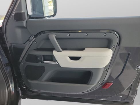 Used 2025 Land Rover Defender 90 S image 25