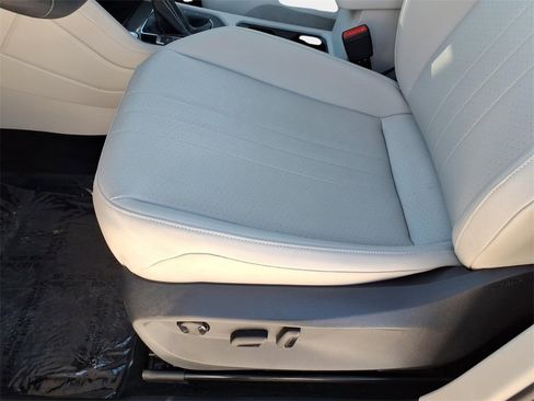 Used 2023 Volkswagen Tiguan SE w/ Panoramic Sunroof Package image 17