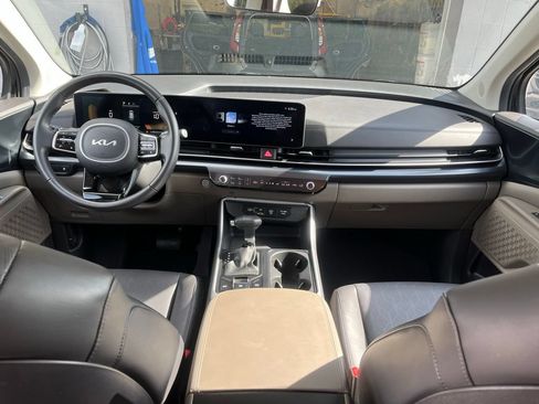 Used 2025 Kia Carnival FWD image 14