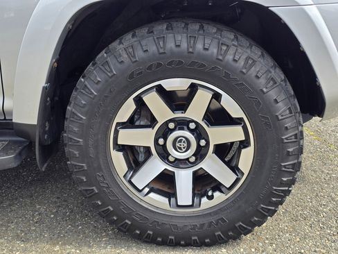 Used 2019 Toyota 4Runner TRD Off-Road AWD/4WD image 9