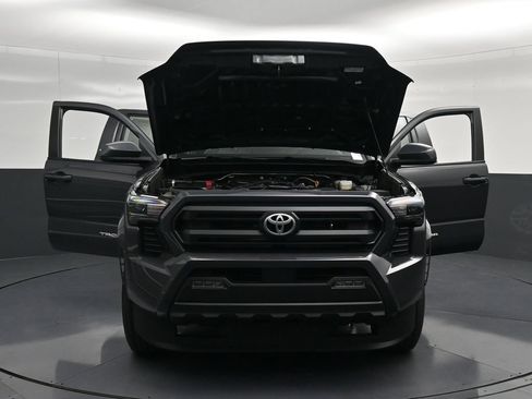 Used 2025 Toyota Tacoma SR5 RWD image 38