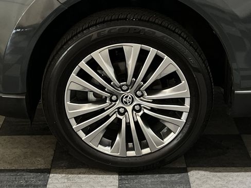 Used 2024 Toyota Venza XLE AWD/4WD image 17