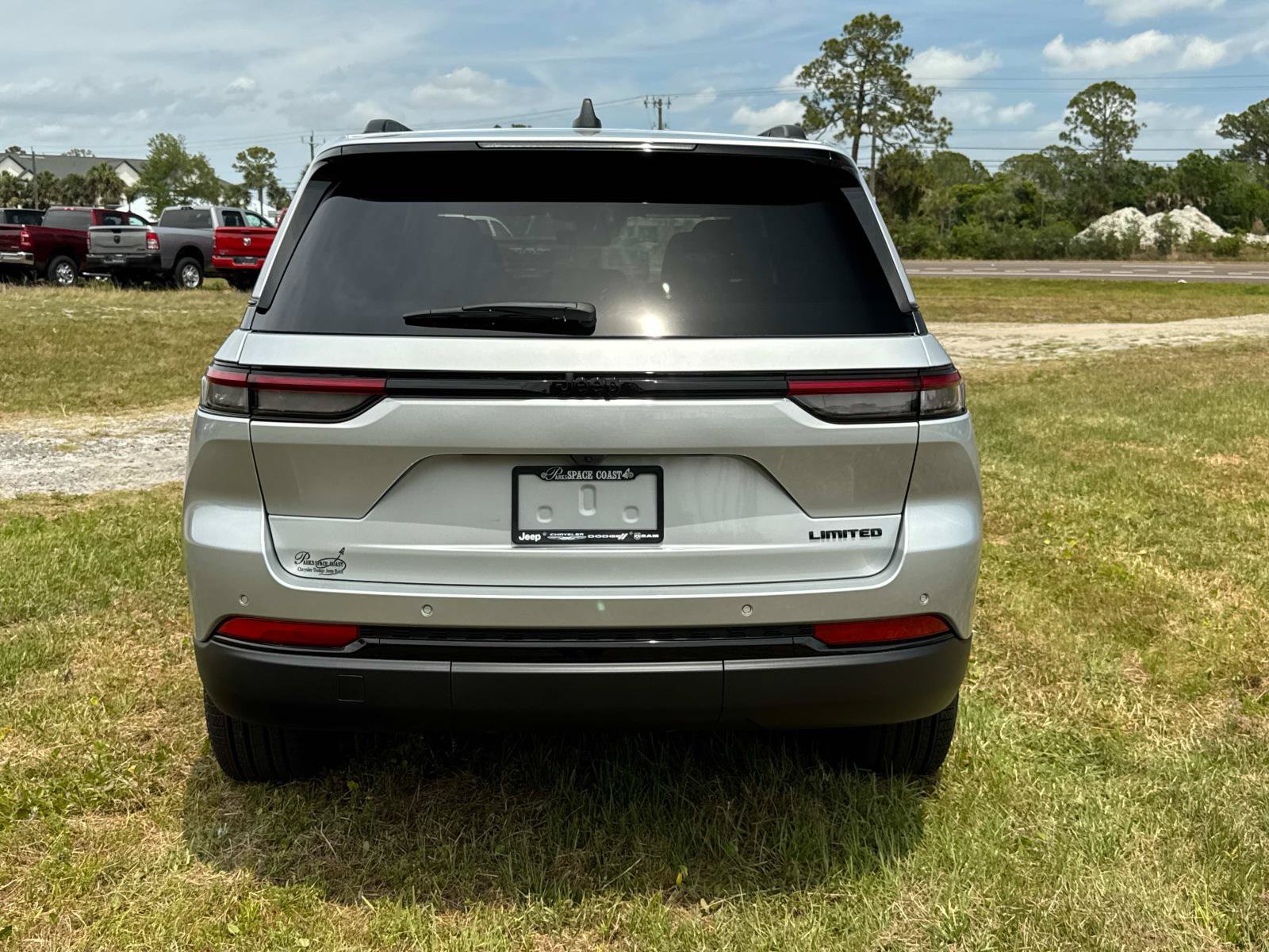 New 2025 Jeep Grand Cherokee Limited w/ Black Appearance Package RWD image 4