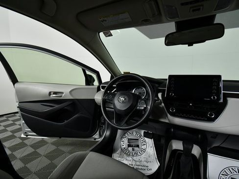 Used 2021 Toyota Corolla LE image 19