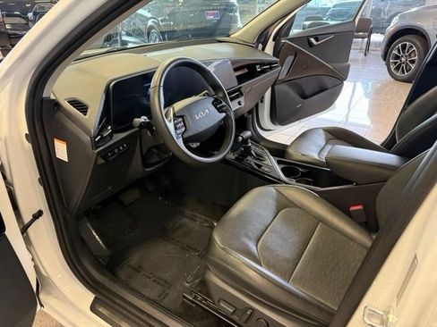 Used 2023 Kia Niro FWD image 2