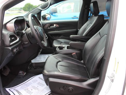 Used 2025 Chrysler Pacifica Select FWD image 17