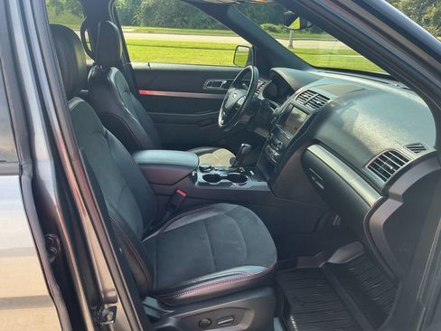 Used 2019 Ford Explorer XLT w/ Equipment Group 202A AWD/4WD image 30