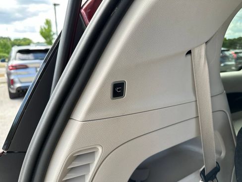 Used 2023 Chrysler Pacifica Touring-L AWD/4WD image 13
