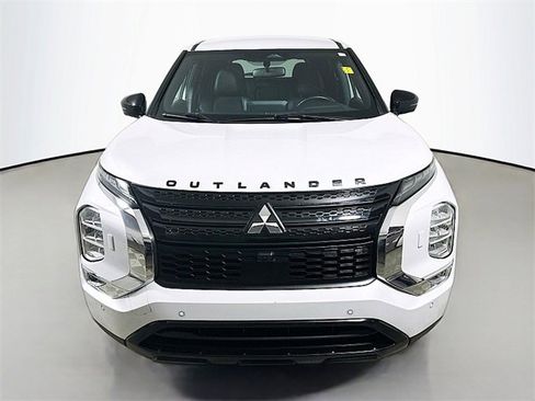 Used 2023 Mitsubishi Outlander SE image 2
