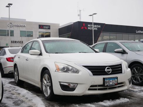 Used 2014 Nissan Altima 2.5 SV image 1