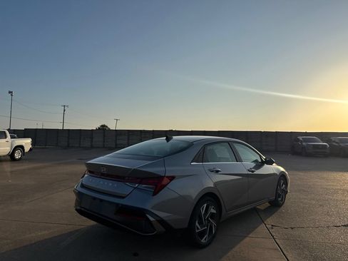 Used 2025 Hyundai Elantra SEL FWD image 18