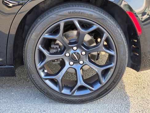 Used 2018 Chrysler 300 S w/ 300S Premium Group 2 RWD image 17