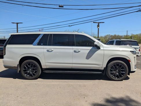 Used 2022 Cadillac Escalade ESV Premium Luxury image 2