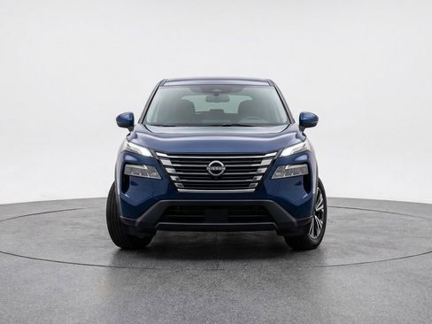 Used 2025 Nissan Rogue SV image 2