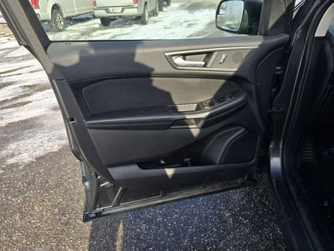 Used 2017 Ford Edge SE image 9