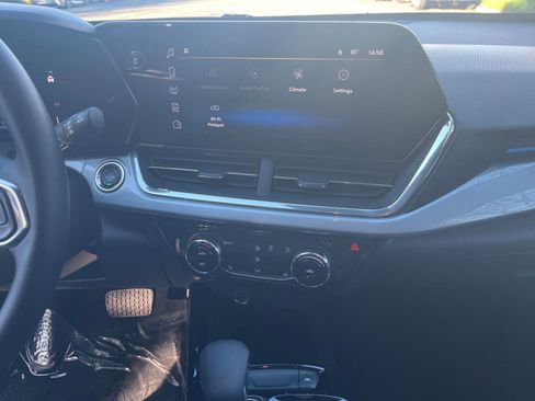 Used 2025 Chevrolet Trax LT w/ LT Convenience Package image 18