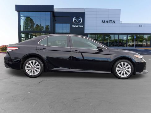 Used 2019 Toyota Camry LE FWD image 2