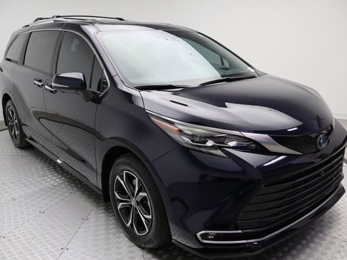 Certified 2025 Toyota Sienna Platinum image 6