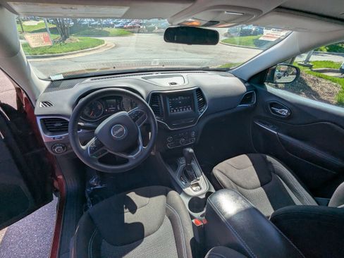 Used 2019 Jeep Cherokee Latitude w/ Popular Appearance Group image 12