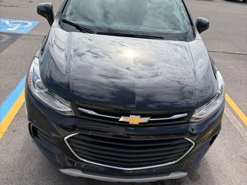 Used 2019 Chevrolet Trax LT w/ Driver Confidence Package FWD image 2