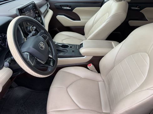 Used 2021 Toyota Highlander XLE FWD image 5
