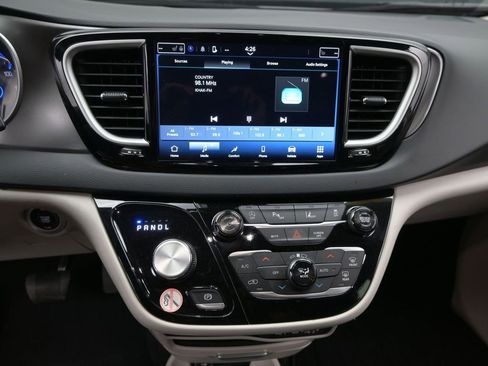 Used 2024 Chrysler Pacifica Touring-L image 20