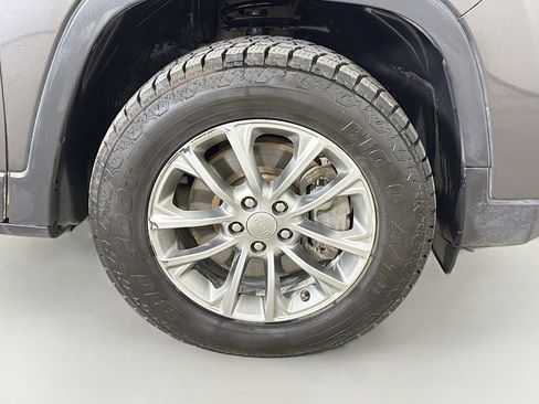 Used 2019 Jeep Cherokee Latitude Plus AWD/4WD image 27