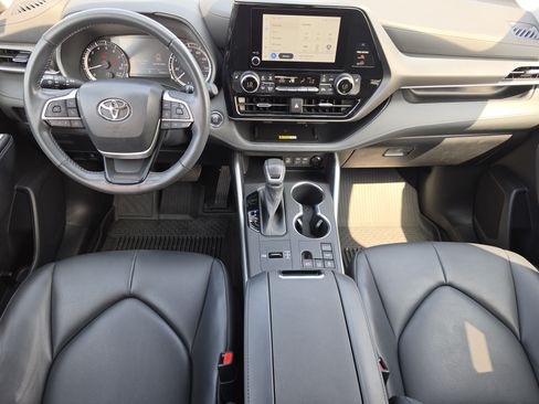 Used 2023 Toyota Highlander XLE FWD image 8