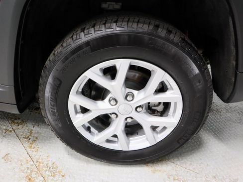 Used 2024 Jeep Grand Cherokee Limited w/ Luxury Tech Group II image 19