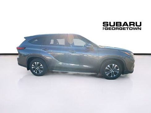 Used 2022 Toyota Highlander XLE image 8