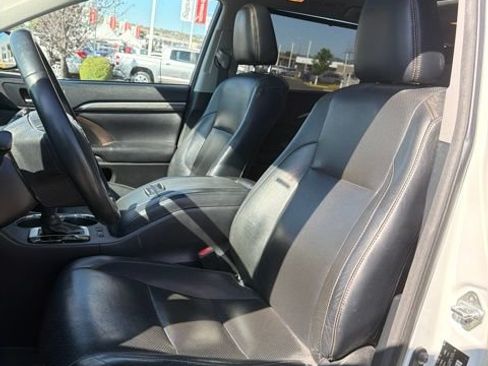 Used 2018 Toyota Highlander Limited Platinum w/ Carpet Mat Package (TMS) AWD/4WD image 17