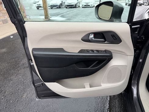 Used 2022 Chrysler Pacifica Touring-L image 12