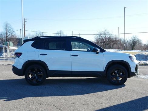 Certified 2025 Volkswagen Taos SE image 8