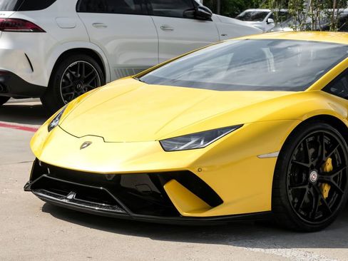 Used 2018 Lamborghini Huracan Performante image 2