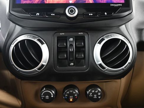 Used 2014 Jeep Wrangler Unlimited Sahara w/ Connectivity Group AWD/4WD image 27
