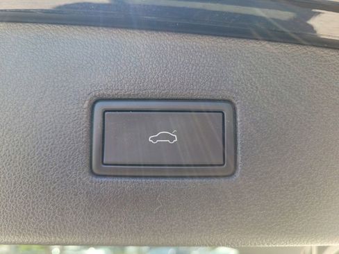 Used 2024 Volkswagen Tiguan SEL R-Line image 9