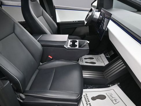Used 2024 Tesla Cybertruck AWD Crew Cab image 33