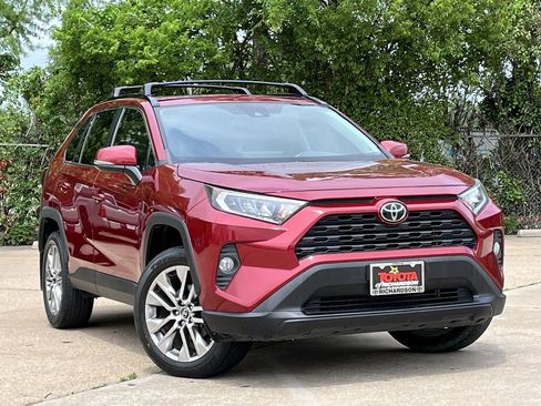 Used 2019 Toyota RAV4 XLE Premium FWD image 2