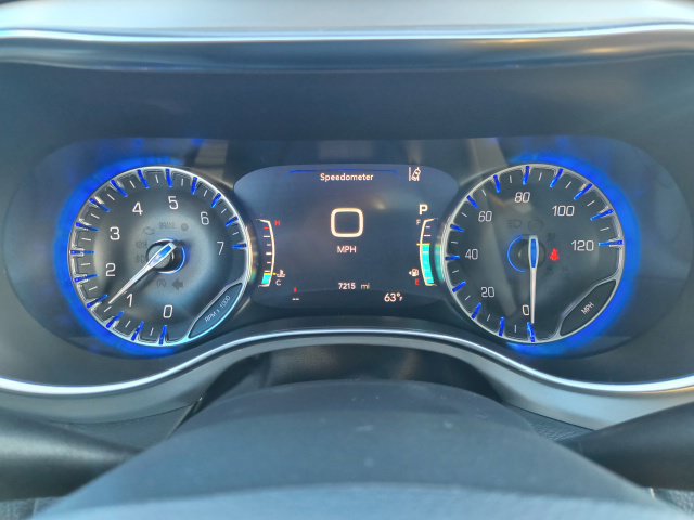 Used 2025 Chrysler Pacifica Limited w/ Uconnect Theater Family Group FWD image 23