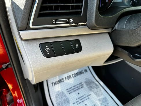 Used 2017 Hyundai Elantra SE image 16