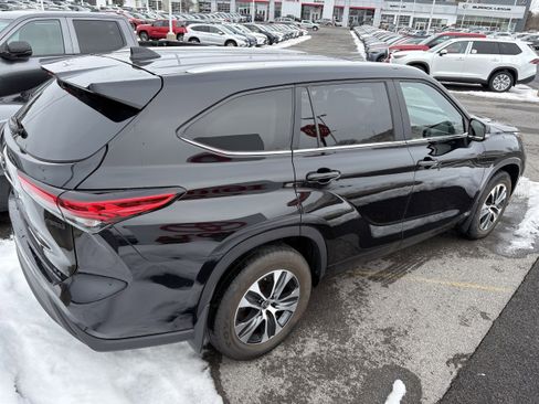 Certified 2023 Toyota Highlander XLE image 5