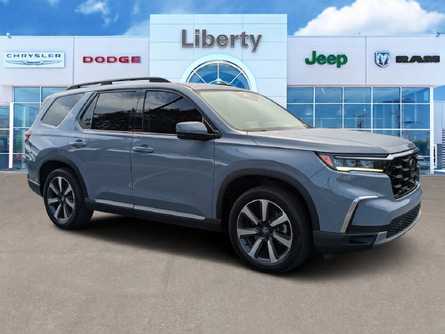 Used 2025 Honda Pilot Touring image 1