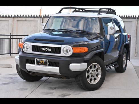 Used 2011 Toyota FJ Cruiser 2WD w/ Upgrade Pkg image 1
