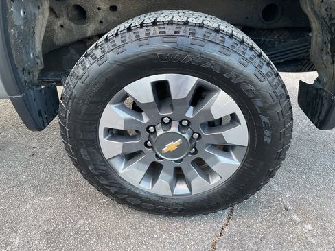 Used 2024 Chevrolet Silverado 2500 Custom w/ Custom Convenience Package image 4