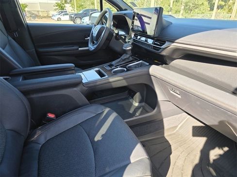 Certified 2025 Toyota Sienna Platinum image 13