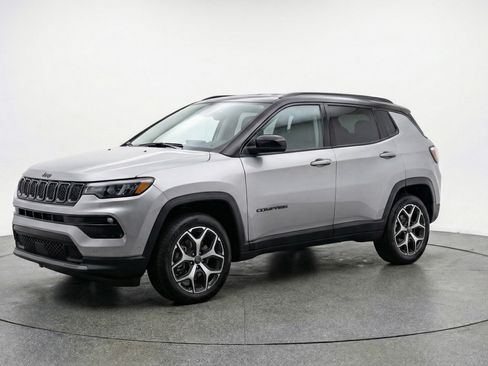 Used 2025 Jeep Compass Limited AWD/4WD image 3