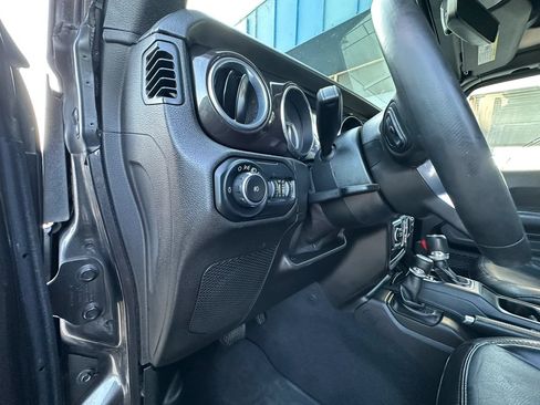 Used 2019 Jeep Wrangler Unlimited Sahara AWD/4WD image 13