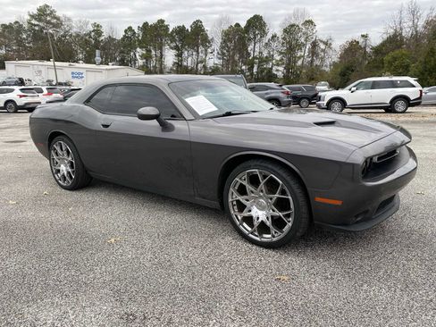 Used 2018 Dodge Challenger SXT image 1